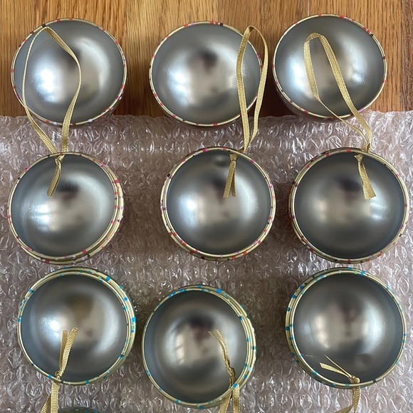 L’Occitane Round Metal Ornaments - Set of 6 - Picture 7 of 8